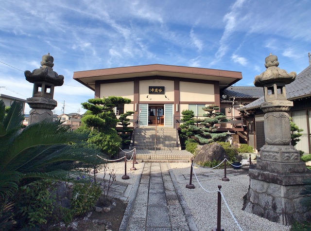 妙蔵寺　燈籠と本堂