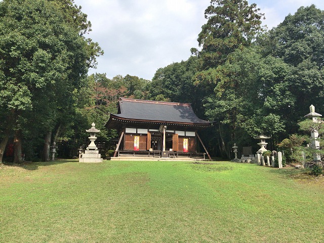 山津照神社　境内と拝殿