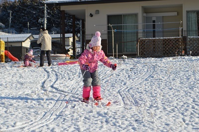 子供たちの雪遊び－２
