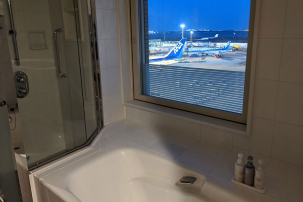 羽田エクセルホテル東急に、ANA国際線ビジネスクラスシーを設置したプレミアムルームが誕生、バスルームからも滑走路が！3