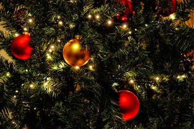 christmas_tree_lights_balls_red_gold_holiday_tree_winter-598441.jpg