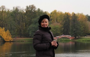 woman_beret_bridge_pond_autumn_coffee_nature_jacket-682260.jpg