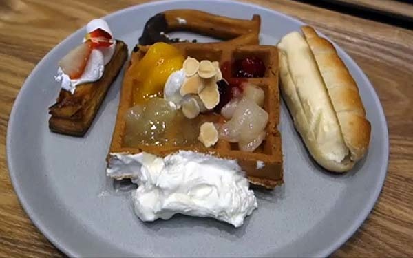 星野リゾート【OMO7 旭川】朝食バイキングはワッフルを中心にパン系大好きな人にはたまんない？