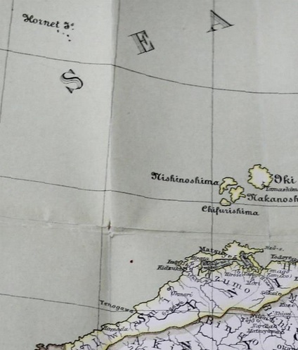 竹島を日本領と認識し１８８０年に作られたドイツ製日本地図。左上の英語名「ホーネット島」の文字の下にある複数の点が竹島
