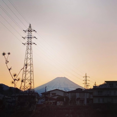 夕景の富士山と鉄塔